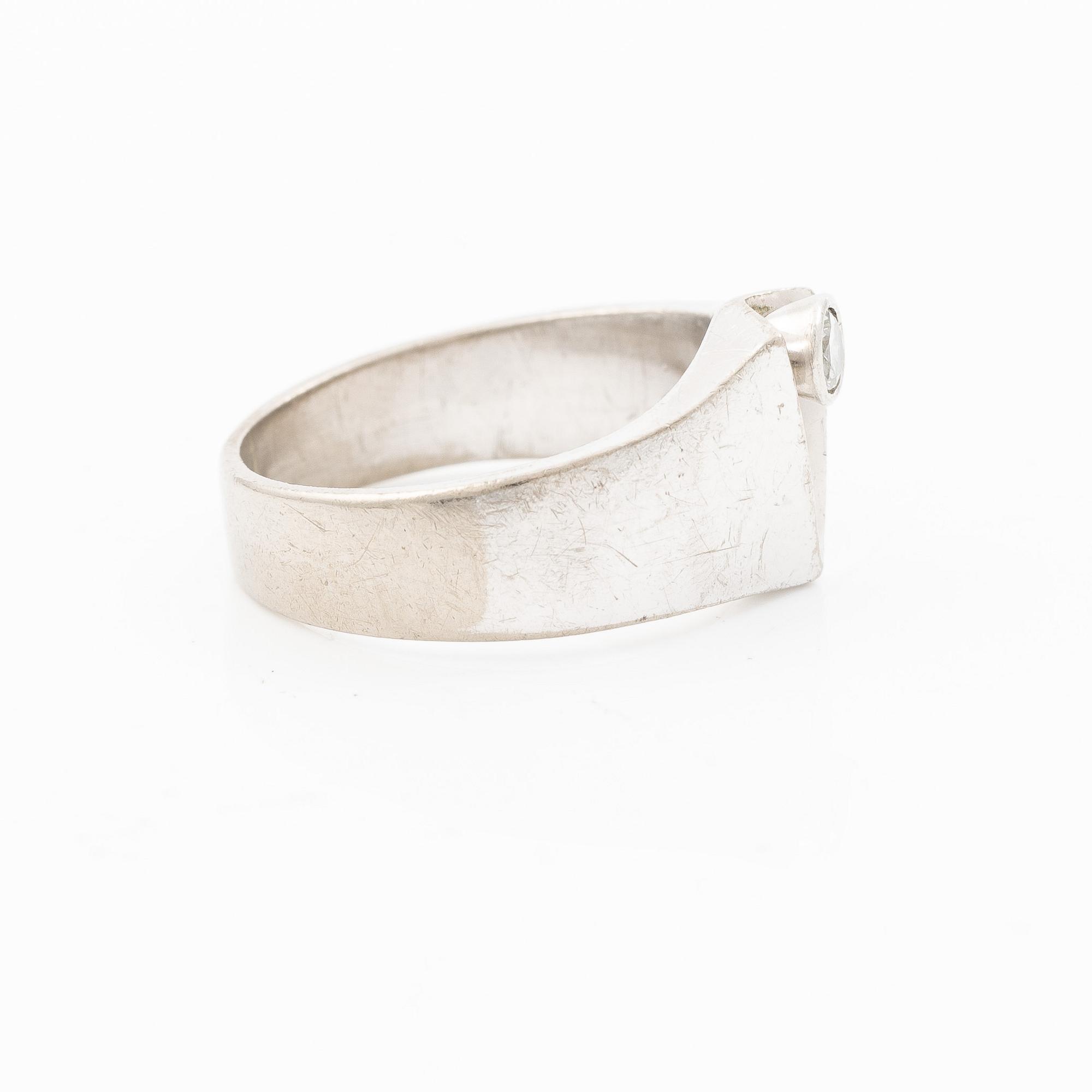 Ring by Juhani Linnovaara, 18K white gold with brilliant-cut diamond. Lapponia 1973.