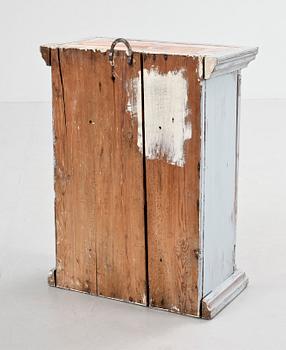 HÄNGSKÅP, allmoge, 1800-tal.