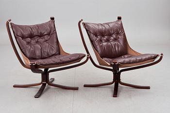 FÅTÖLJER, ett par och BORD, "Falcon chair", Sigurd Russel, Vatne möbler, Norge, 1970-tal.