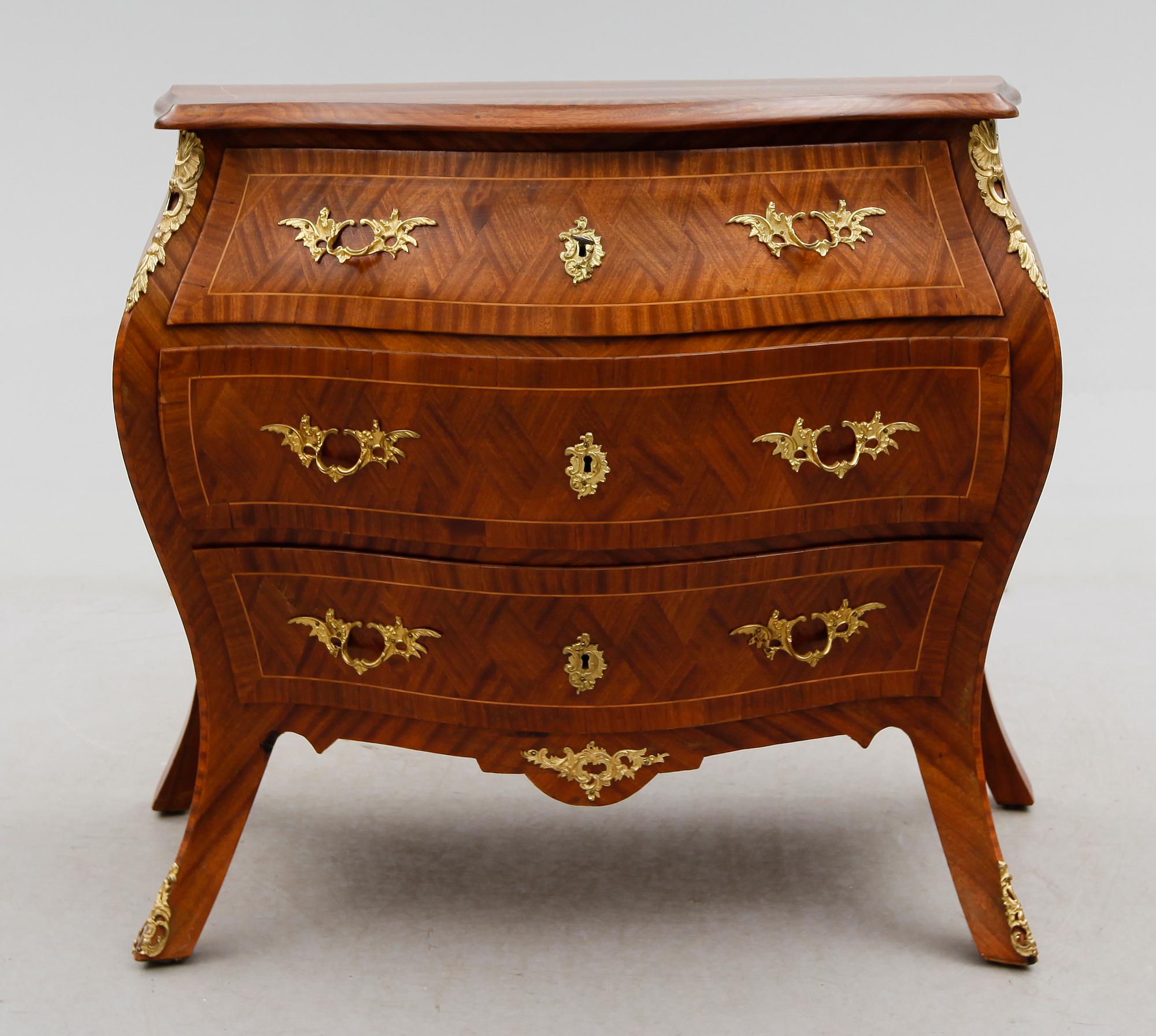 BYRÅ, rokokostil, 1900-talets första hälft.