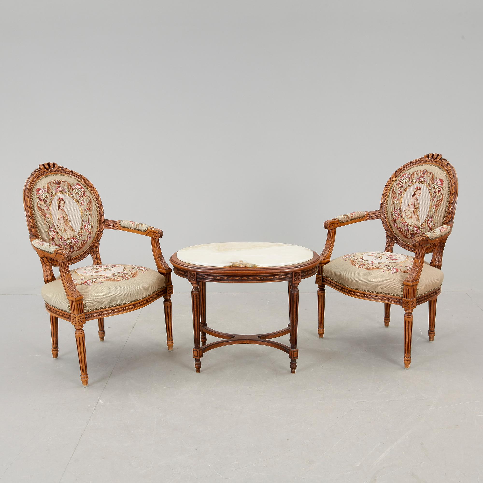 KARMSTOLAR, ett par, samt BORD, gustaviansk stil, 1900-talets första hälft.