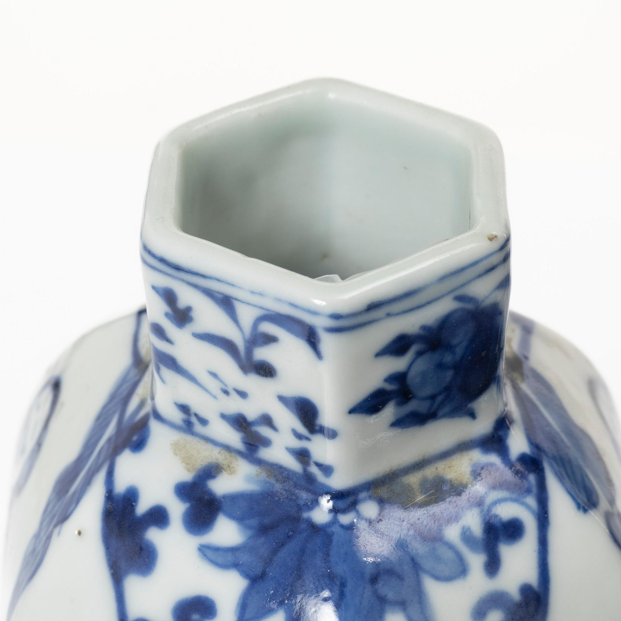 Two Chinese blue and white porcelain vases, Qing dynasty, 19th century.