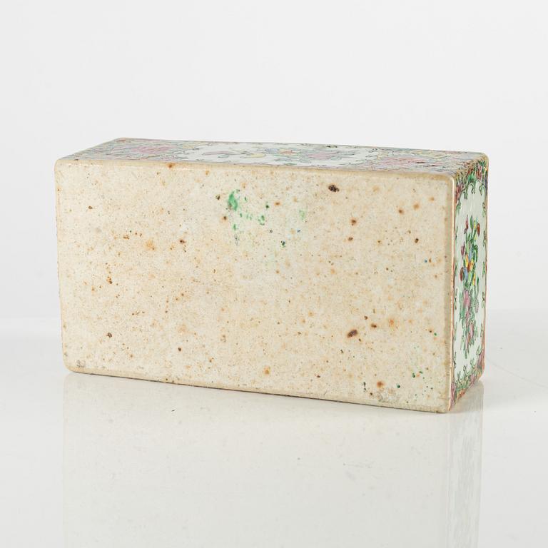 Two blue and white urns and a Canton box with cover, China, 19th century.