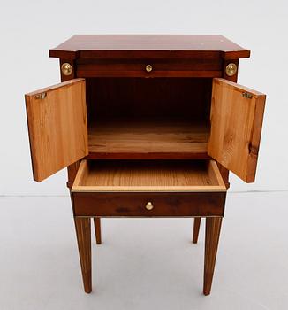 POTTSKÅP, gustaviansk stil, 1900-talets första hälft.