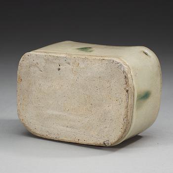 A green and white glazed pillow, Song/Yuan dynasty.