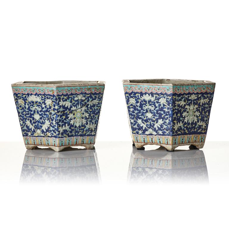 Ytterfoder, två stycken, porslin. Sen Qingdynasti/tidigt 1900-tal.