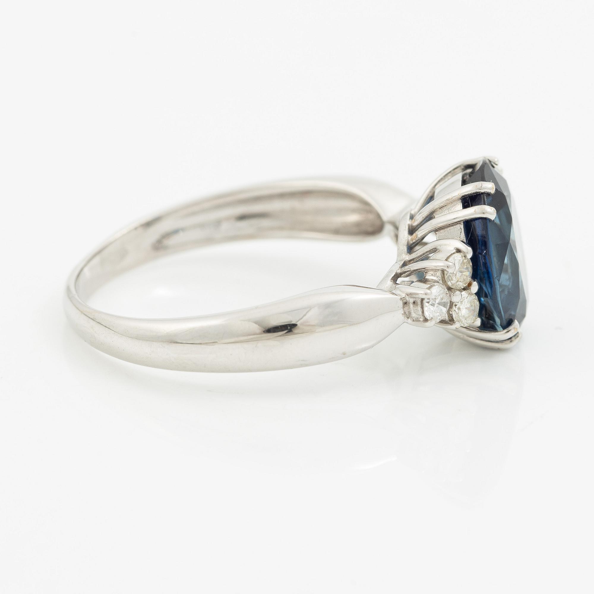 Ring 18K white gold with sapphire and brilliant-cut diamonds.