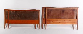 SÄNGGAVLAR. Ett par. Firma Svenskt Tenn.