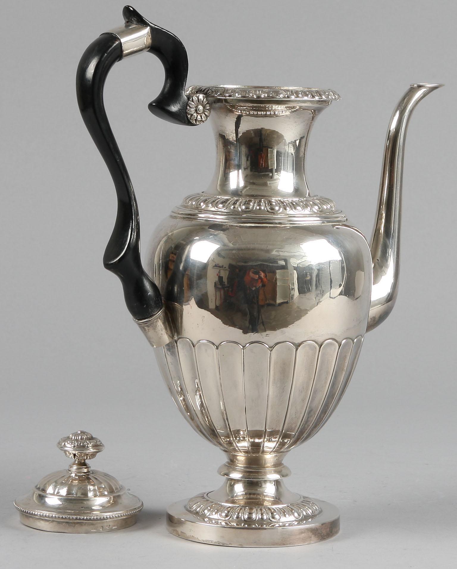 KAFFEKANNA, silver. Gustaf Möllenborg, senempire. Stockholm 1838. Tot 914gr.