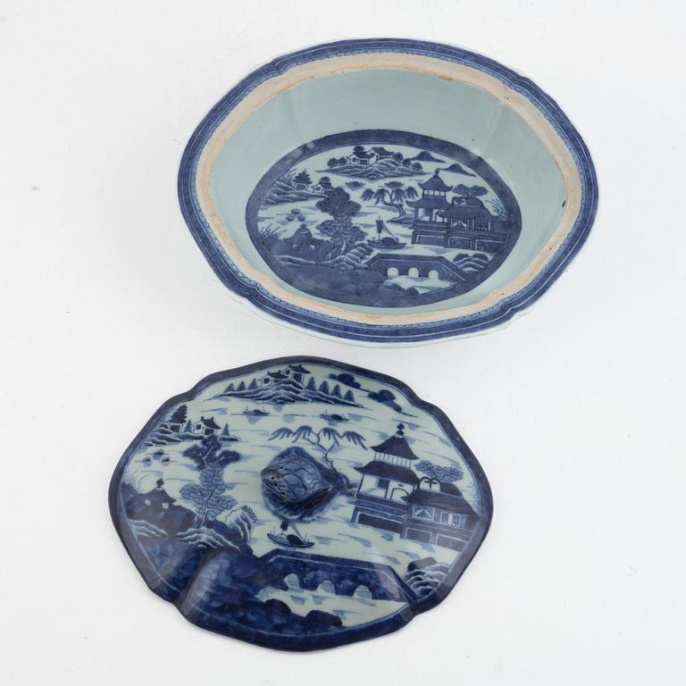 Terrin med lock, kompaniporslin, Kina, Qingdynastin, Jiaqing (1796-1820).