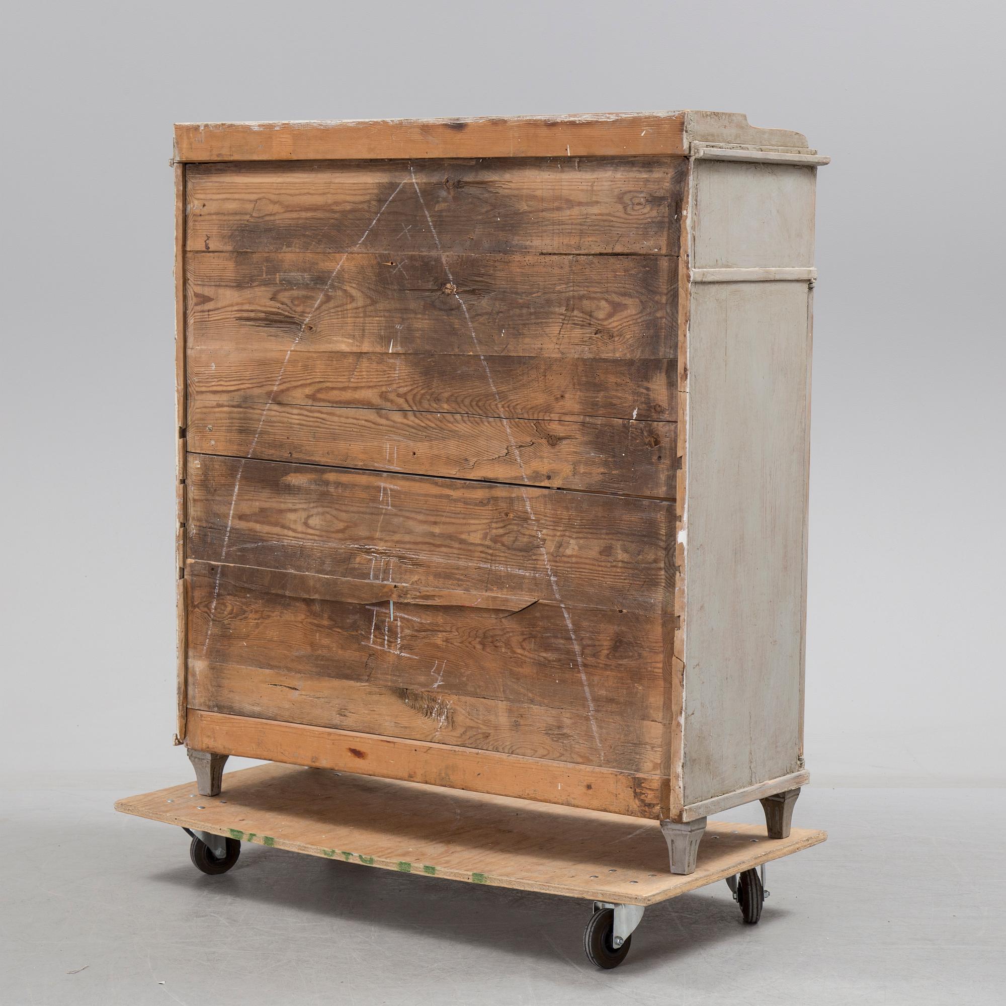 A late Gustavian cupboard from around year 1800.