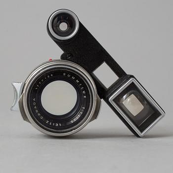 A chrome Leica M3 no 1038140 from Wetzlar 1961 with simmilux 1:1,4/35 with chrome ring M3 eyes.