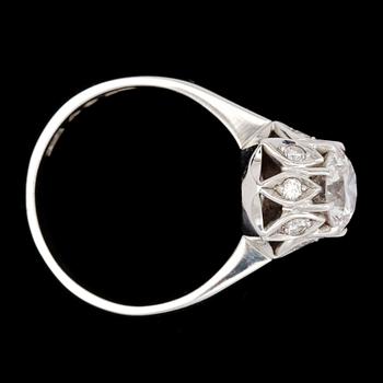 RING, briljantslipad diamant, 1.45 ct samt mindre, tot. ca 0.15 ct.