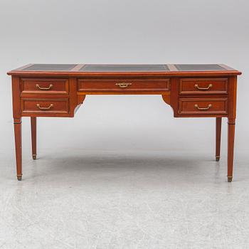 A english style writing desk.