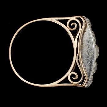 RING, 18k guld med 5 briljantslipade diamanter, Stockholm, 1953.