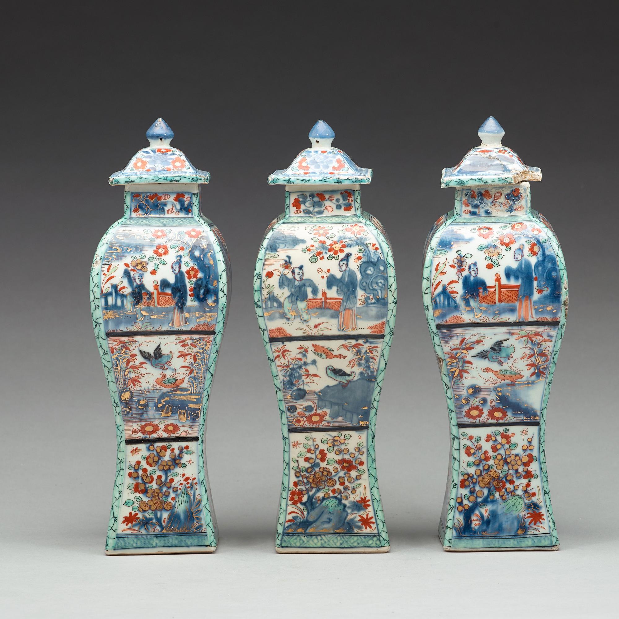 URNOR med LOCK, tre stycken, porslin. Qingdynastin, Kangxi (1662-1722).
