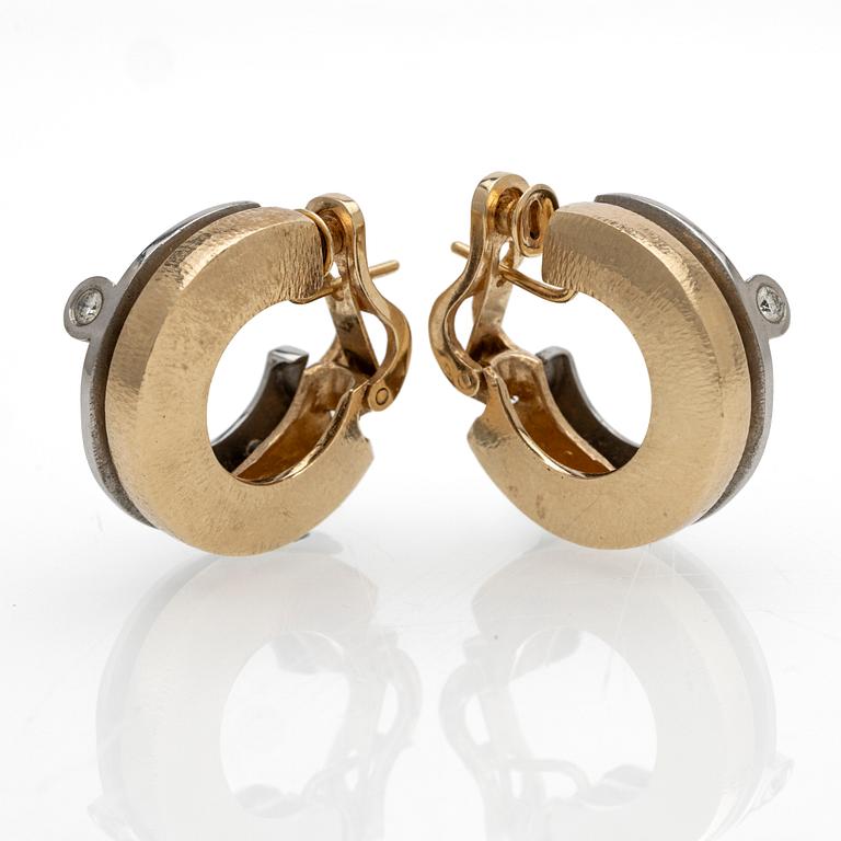 Ole Lynggaard, Earrings, a pair, 18K gold and white gold with brilliant-cut diamonds.