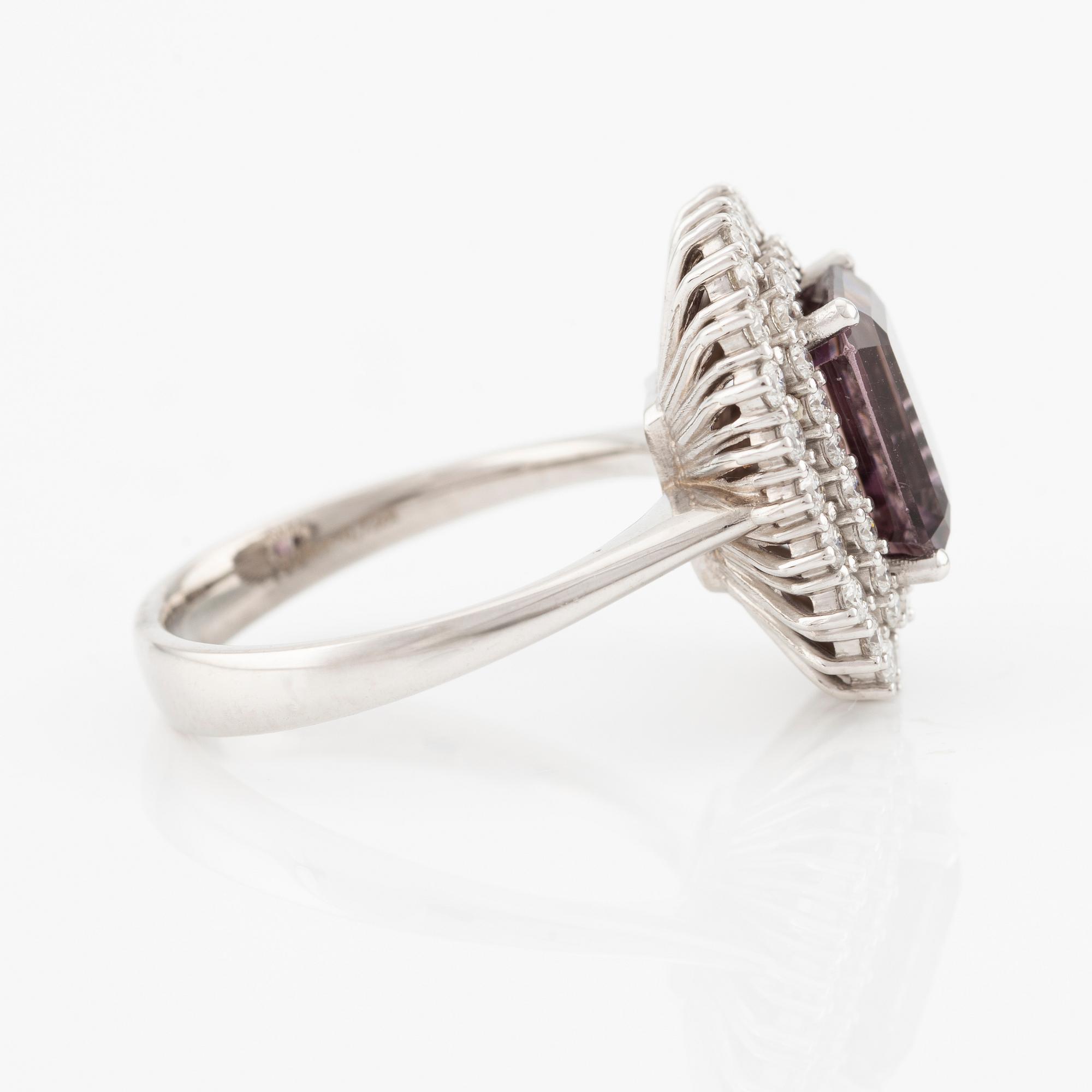 Ring 18K guld med en fasettslipad lila turmalin och runda briljantslipade diamanter.