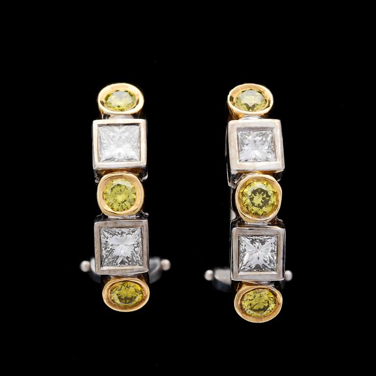 EARRINGS, white and and yellow brilliant- and princess cut diamonds, tot. app. 1.80 cts.