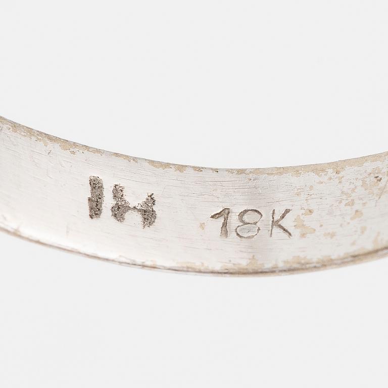 Ring 18 vitguld med en cabochonslipad smaragd och rosenslipade diamanter.