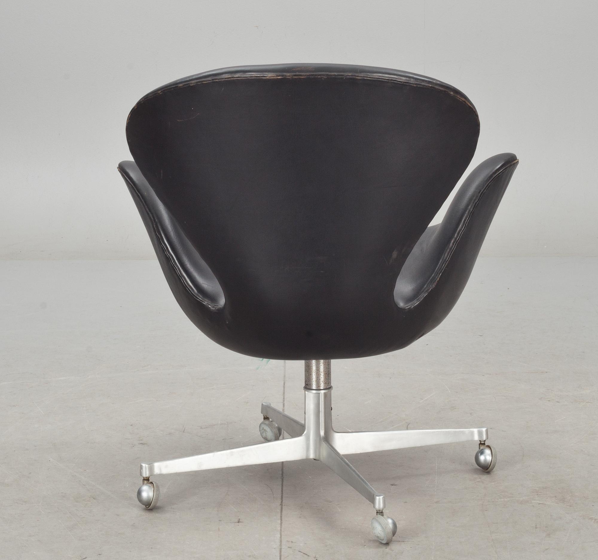 FÅTÖLJ, "Svanen" av Arne Jacobsen för Fritz Hansen, Danmark.