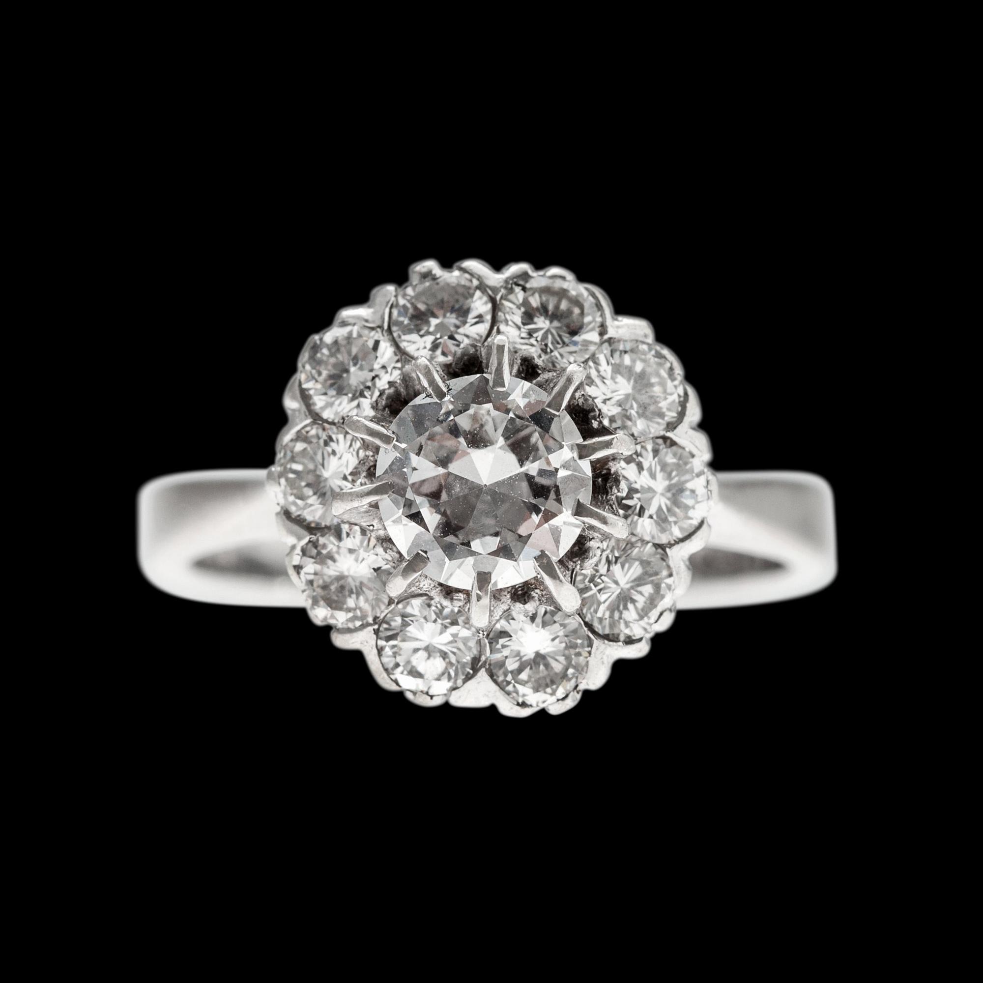 RING, 18K vitguld, briljantslipade diamanter 1.41 ct. Mittstenen 0.60 ct. Ribbhagen Stockholm 1980. Vikt 4,7 g.
