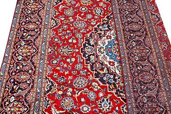 A Kashan carpet, c. 302 x 195 cm.