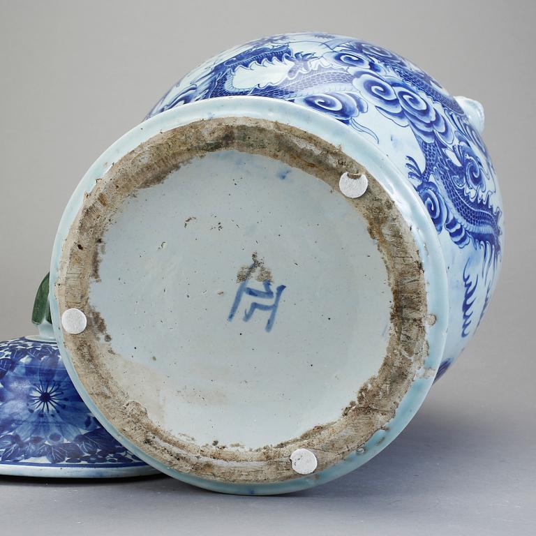 URNA med LOCK, porslin, Kina, 1900-tal.