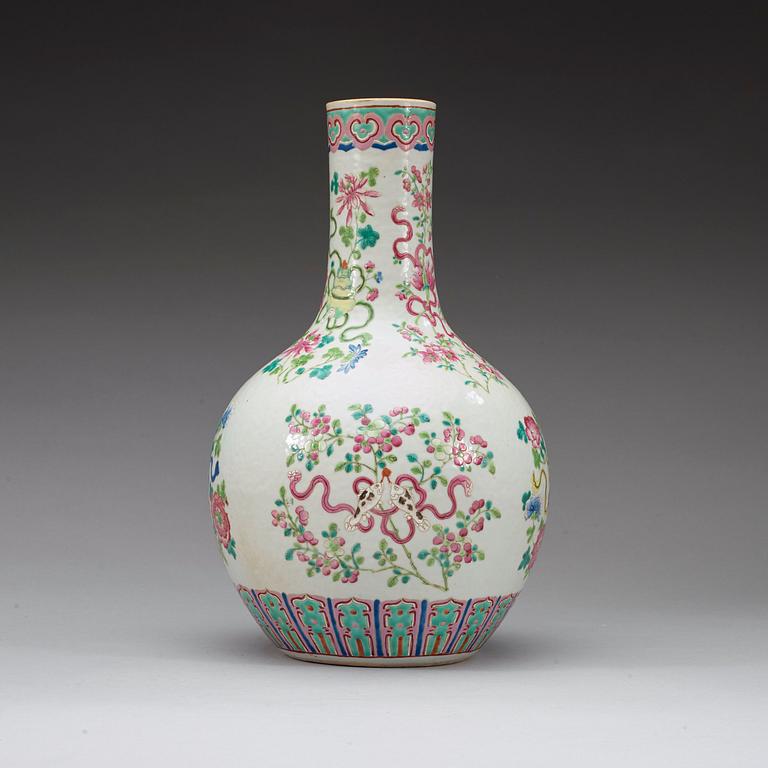 A famille rose tianqiuping vase, late Qing dynsaty.