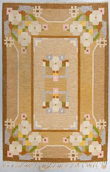 Ingegerd Silow, A carpet, flat weave, signerad, ca 234 x 168 cm.