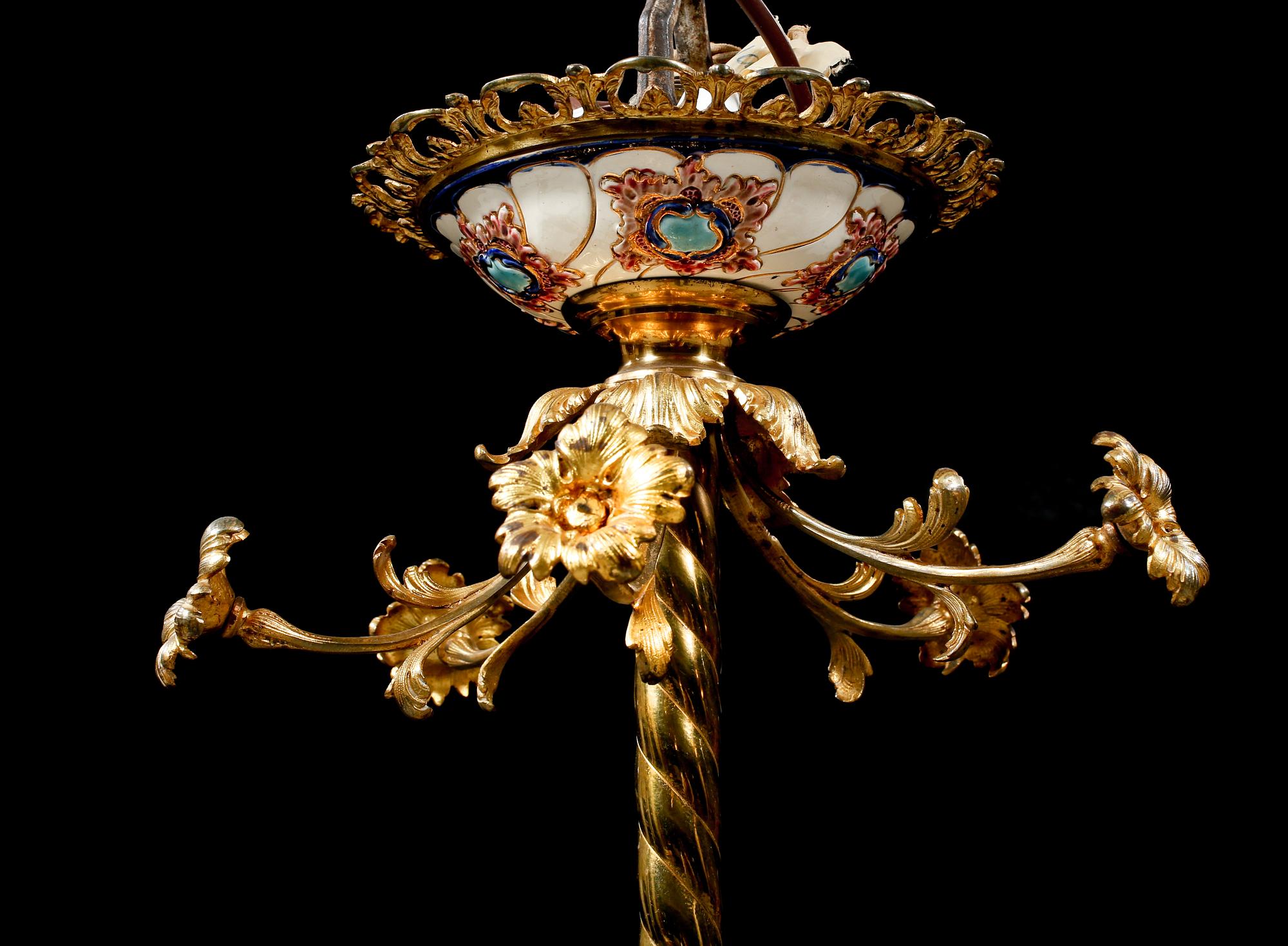 TAKLAMPA, 1900-talets början, höjd ca 100 cm.