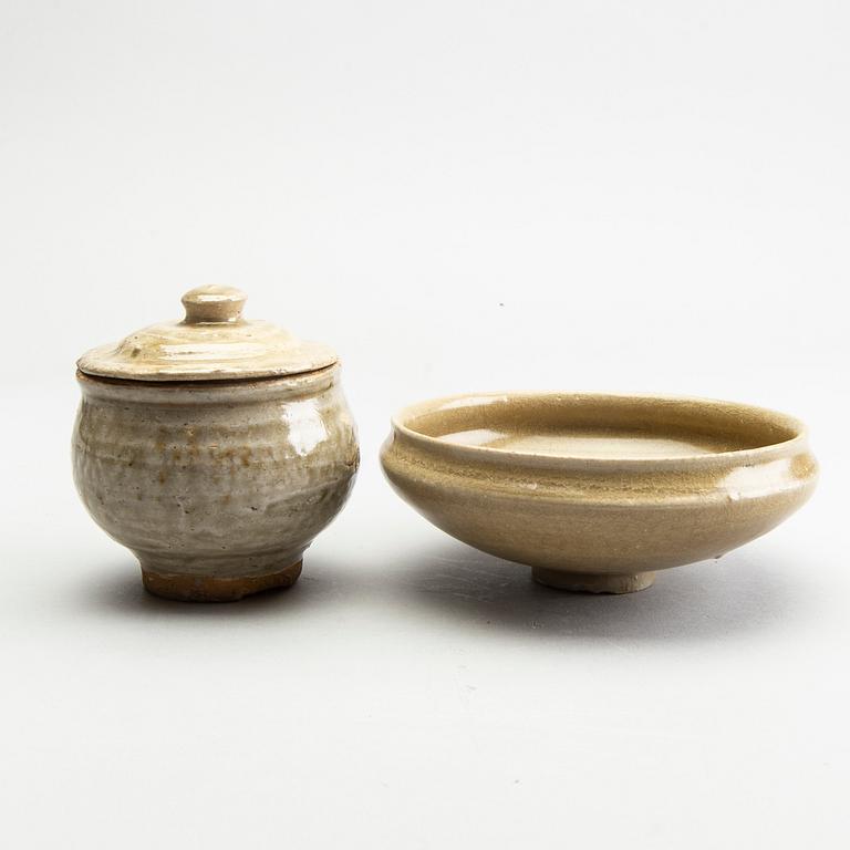 A group of olive green glazed jars and a bowl, South East Asia, 15/17th Century.