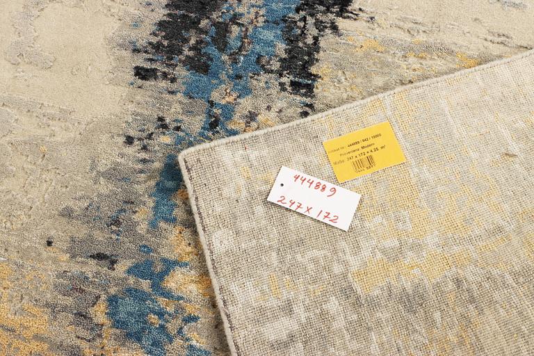 A modern design oriental rug, a. 247 x 172 cm.