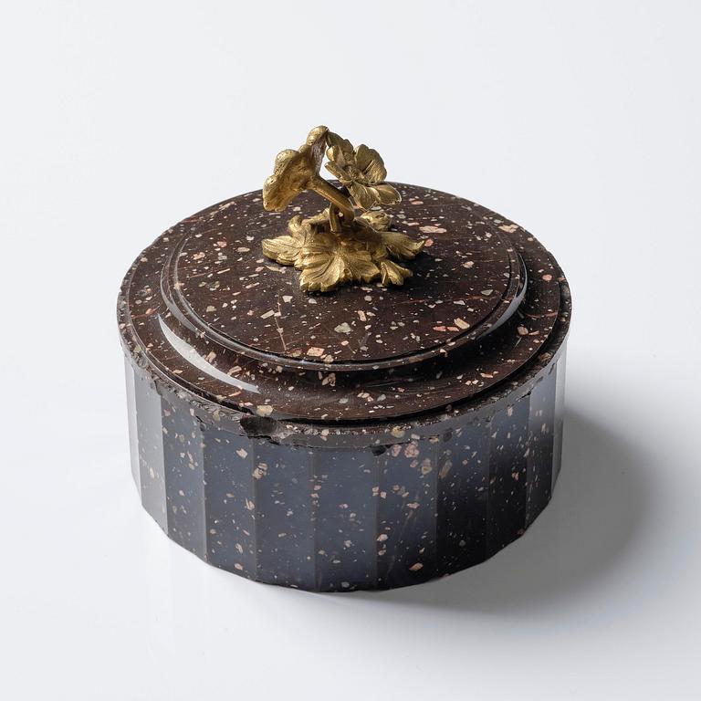 A 'Loka-Risberg' porphyry Empire butter box from Älvdalen, Sweden, early 19th century.