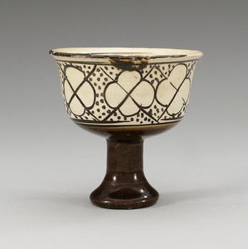 209. STEMCUP, keramik. Yuan/Ming.