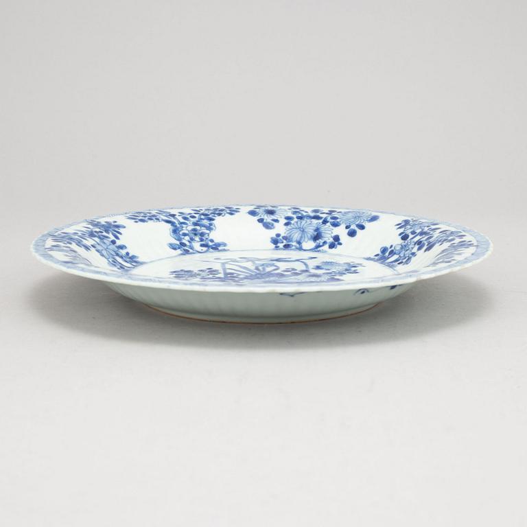 A blue and white dish, Qing dynasty, Kangxi (1662-1722).