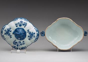 A blue and white pumkin shaped tureen with cover and tray, Qing dynasty, Qianlong (1736-95).