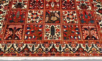 A Baktiari carpet, approx. 313 x 170 cm.