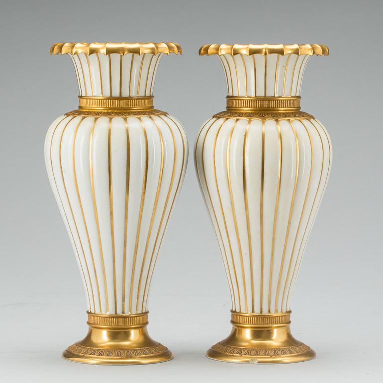 VASER, ett par, porslin, Royal Copenhagen, 1900-tal.
