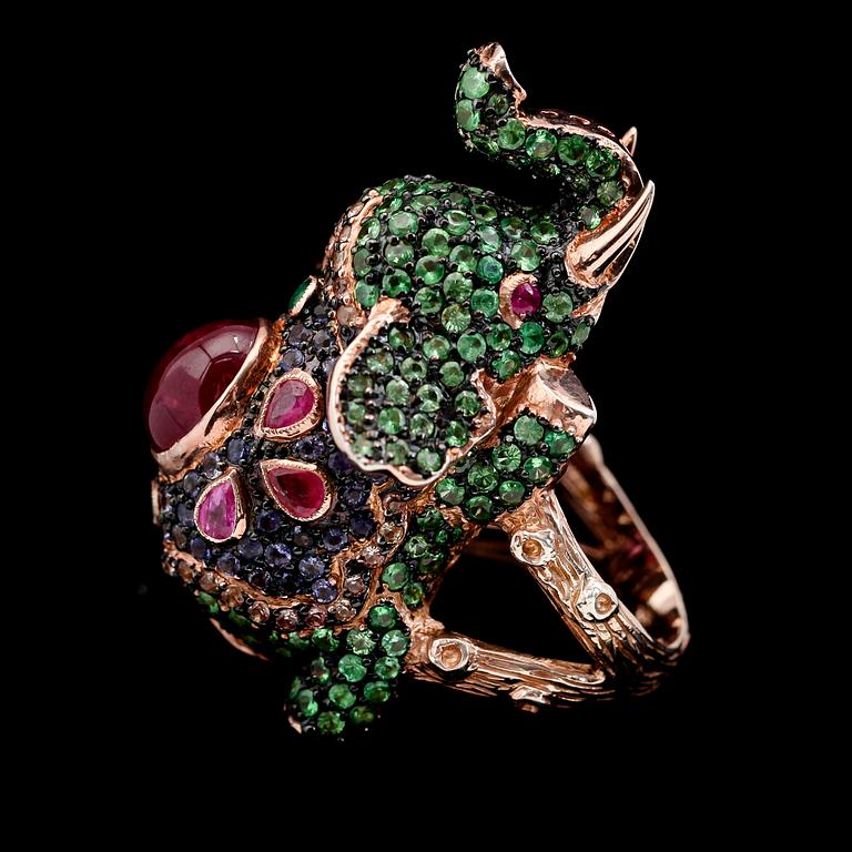 RING, silver förgyllt i 18K roséguld, tsavoriter, rubiner och safirer.