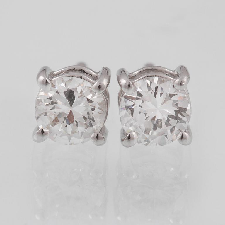 ÖRHÄNGEN, 18K vitguld med briljantslipade diamanter ca 0.69 ct. Vikt 1,6 gram.