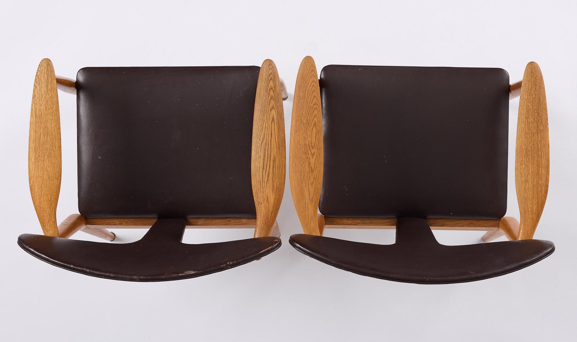 Carl-Axel Acking, tillskrivna, karmstolar ett par, enligt uppgift utförda för kommunfullmäktige i Åhus, av Åhmans, 1950-tal.