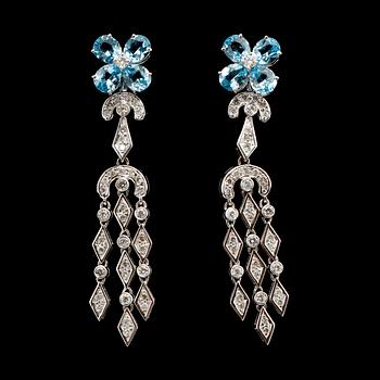 ÖRHÄNGEN, 1 par, 18 k, med topaser 4.40 ct samt briljanter 1.18 ct.