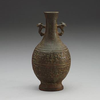 VAS, brons. Arkaiserande, Ming dynastin (1368-1644) eller äldre.