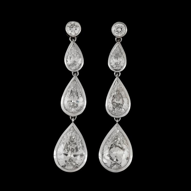 A pair of pear-shaped diamond app. tot. 4.80 cts earrings.