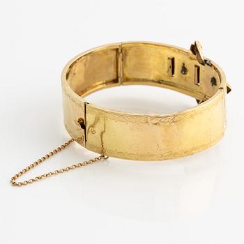 Armring, sent 1800-tal. Nygotik, med svart emalj, små rubiner och seedpärlor.