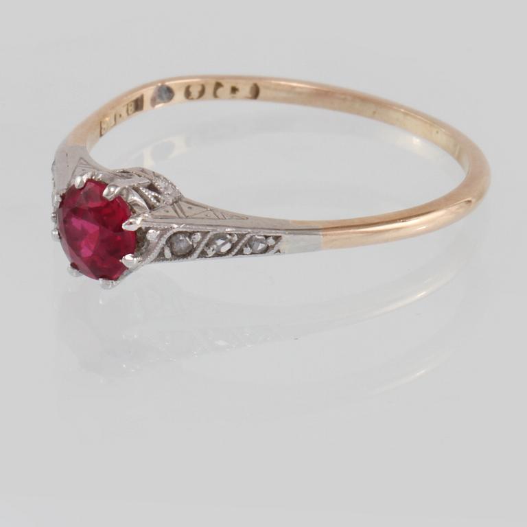 RING, 18K guld med syntetisk safir och 6 små diamanter, Stockholm, 1937. Vikt 2,1 gram.