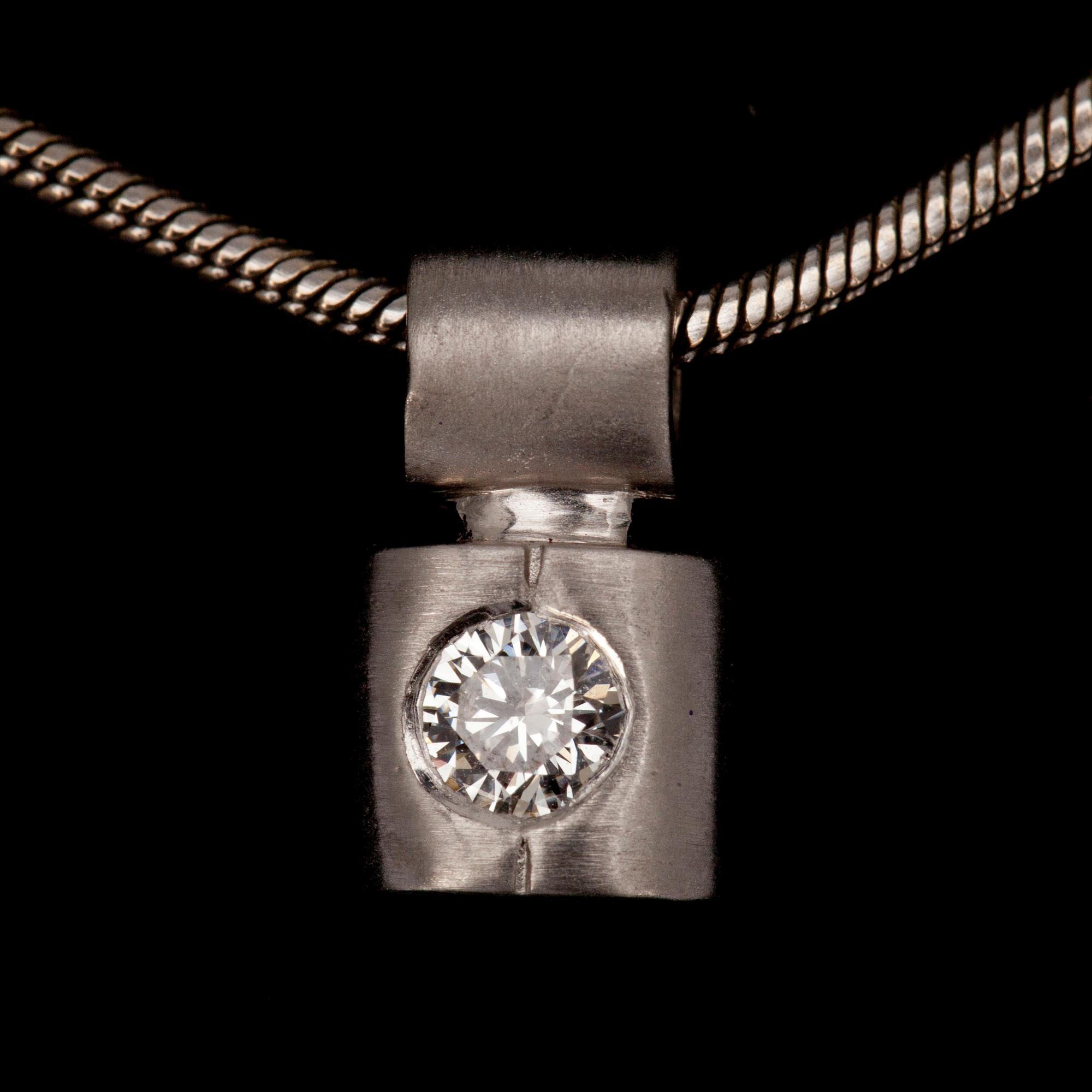 HÄNGE, briljantslipad diamant ca 0.20 ct. Uppskattningsvis H/vs. Platina. Keden 18K vitguld. Totalvikt 9,9 g.