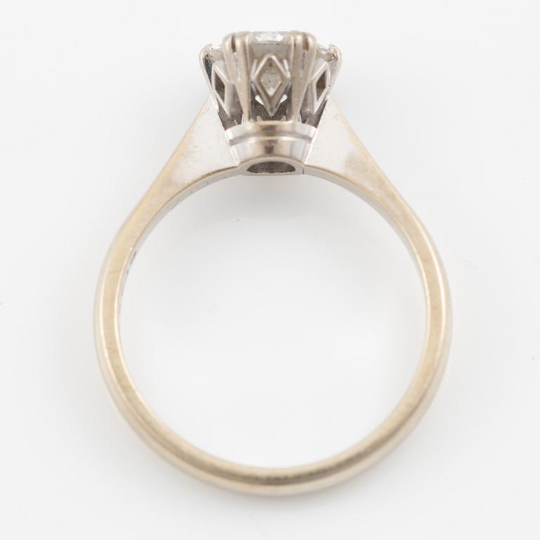 Ring 18K vitguld med en rund briljantslipad diamant.