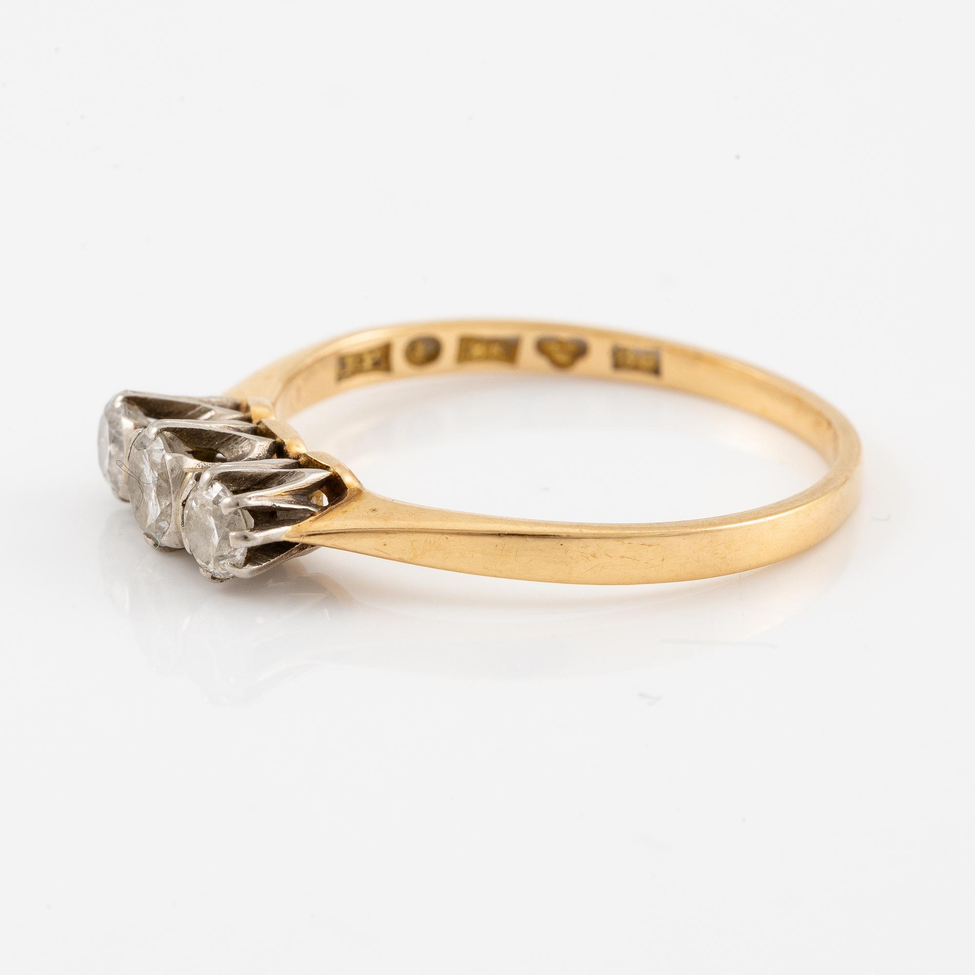 Ring, 18K gold with three brilliant-cut diamonds.